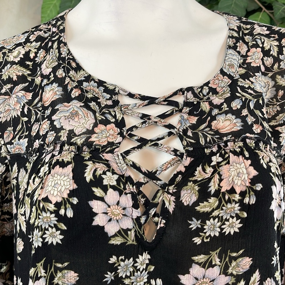 AMERICAN EAGLE RUFFLE HEM FLORAL TOP - Picture 3 of 10